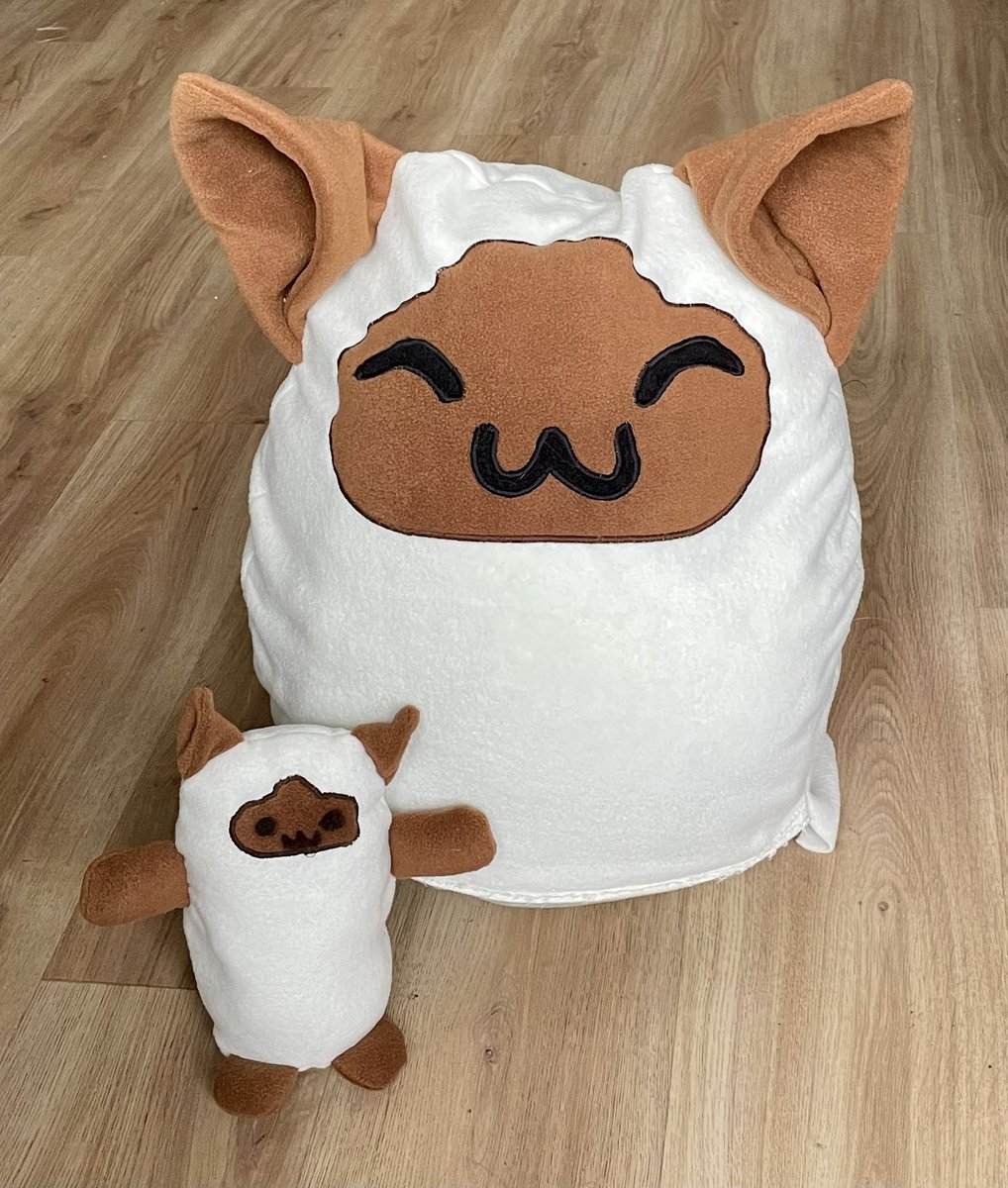 Aktuell arbeite ich an einer riesigen Plüschkitty, die ich mir auf die Comic-Con in Stuttgart nehmen werde 😁
Mini Kitty war der Prototyp und wird nach der Con verlost 😉

#plush #plushie #comiccon2022 #kitty