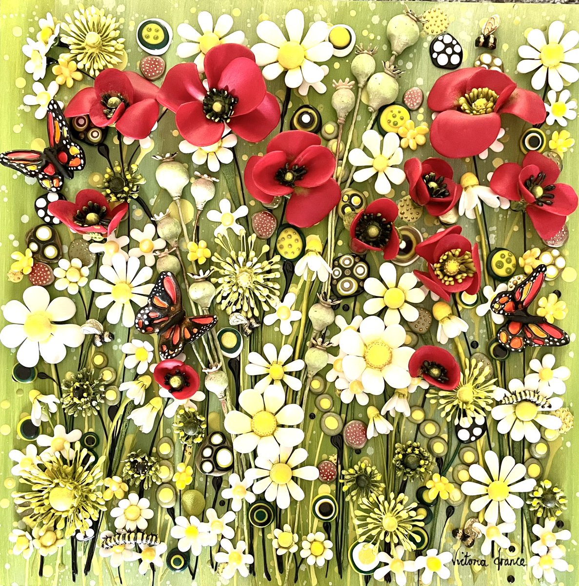 VFrance_Artist's tweet photo. A truly stunning piece with such a personal and heartfelt sentiment - honouring the treasured memory of a loved one! ❤️❤️❤️ It is truly incredible to be trusted to create such a special piece! 🙏 ❤️ #mixedmedia #commissionedartwork #poppies #daisies #uniquestyle #lovemyjob❤️ https://t.co/yXxnNYW7Oj