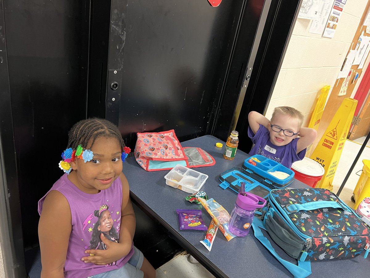 LLOBauer's tweet photo. KG lunch time! #kahokswearpurple #renfrorocksthekahokway #cusd10 https://t.co/FFC2VYgw7h
