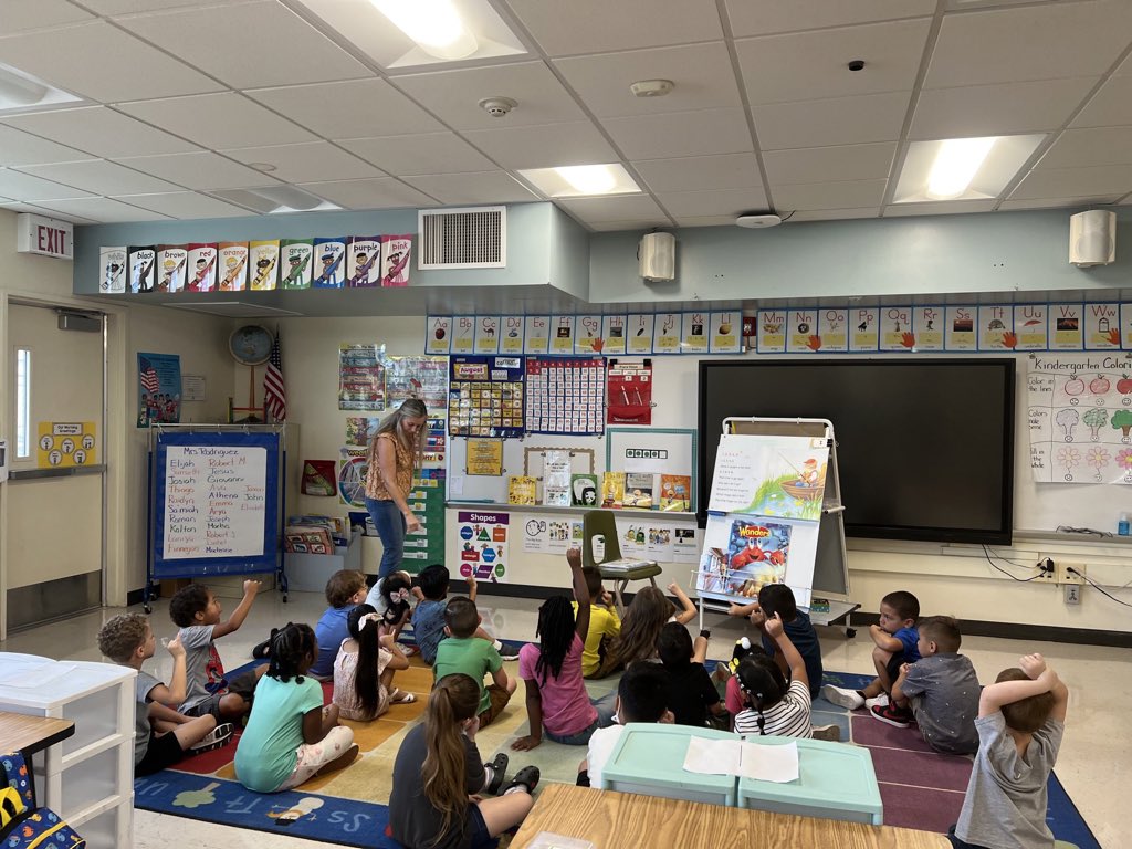 Hemmerling Elementary Thank you, Mrs. Rodriguez for “Little finger on the right” lesson. Kindergarten students learning 🖐🏻right and left🤚🏻hand. 😊 #BanningUSD #Dr_IGutierrez
