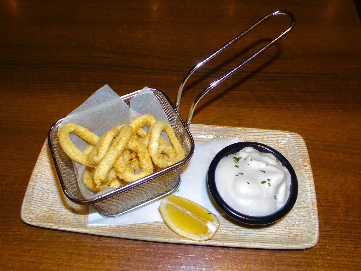 Un sabor obligado de la gastronomía madrileña, ¡los calamares! 🦑 ¿Con una  caña fría bien tirada? 🍺😉

#restaurant #Food #elcaciquito #Foodie #gastronomia