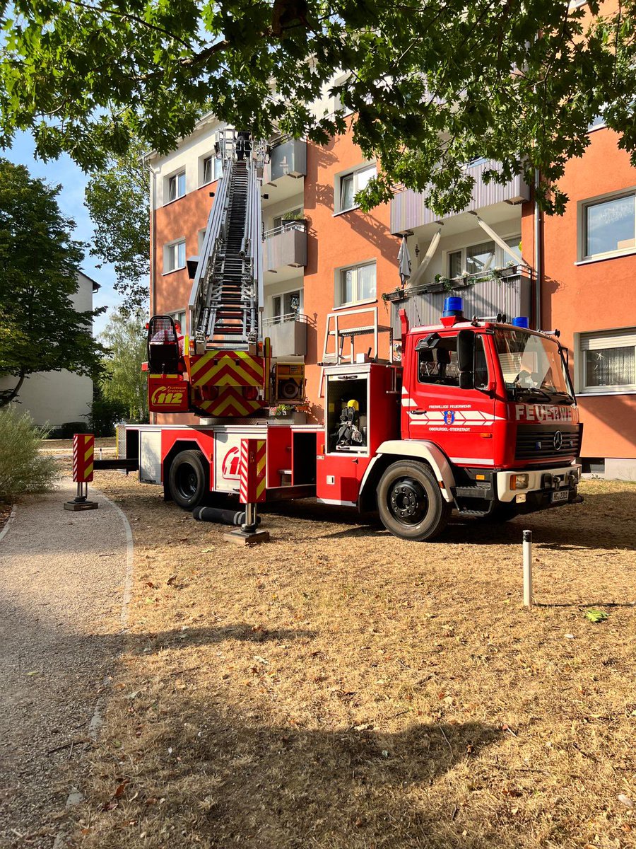 FW_Stierstadt's tweet photo. #Einsatz
#H1Y
#TragehilfeRettungsdienst
Freitag 19.08.2022
17:41 Uhr 
Mittels #Drehleiter wurde ein #Patient aus einer Wohnung gerettet und dem #RettungsdienstHochtaunuskreis übergeben. 
#DLK
#KDOW
@ffsteinbach 
Fotos: #smtFFstierstadt https://t.co/4ajPyDSw33