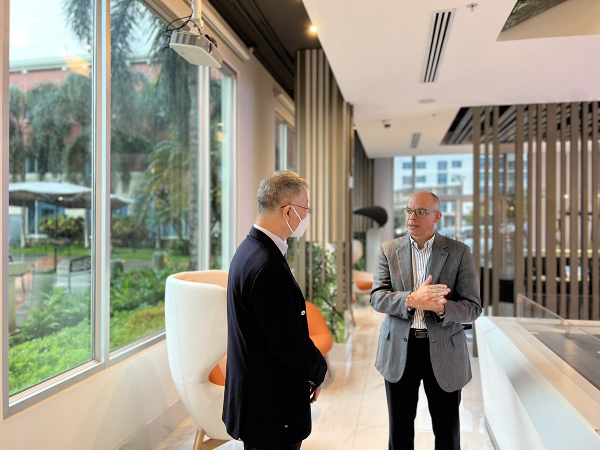 El Embajador <a href="/weiasecas/">魏强  WEI Qiang</a> y la Consejera Económica y Comercial <a href="/qzhou9226/">Q Zhou</a> visitaron la empresa🇨🇳<a href="/LatinZpmc/">ZPMC Latin</a>, radicada en <a href="/panamapacifico/">Panamá Pacífico</a>, informándose d las alentadoras perspectivas d desarrollo d la empresa y la zona.