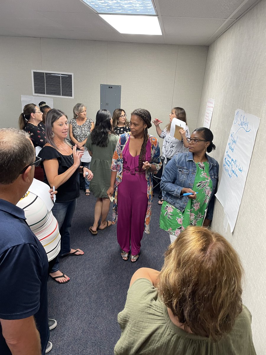 mgallagher_lb's tweet photo. IIC collaboration in our summer institute! #proudtobelbUSd https://t.co/OKmIvvIXf2