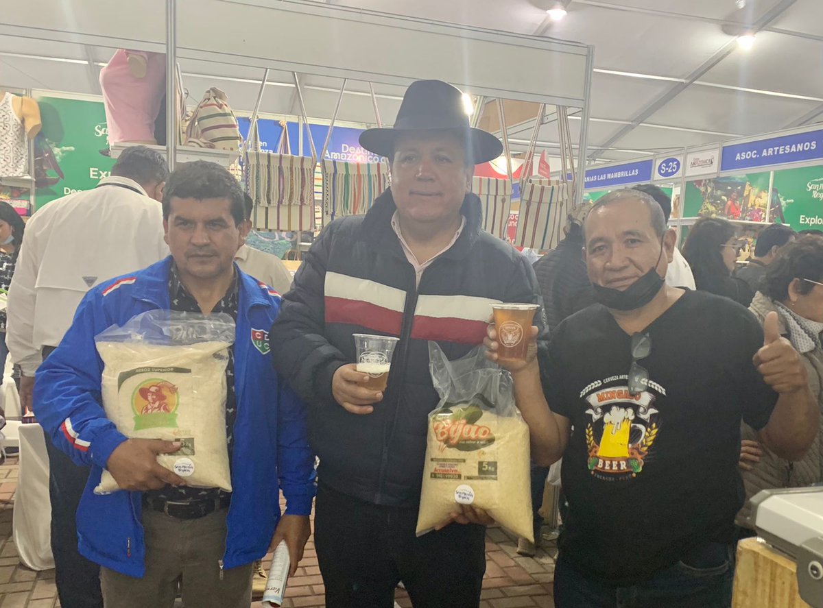 CONVEAGROPERU's tweet photo. 📢#Expoamazónica2022 I Participando de la exposición de los productores de la Amazonía, junto al Gobernador Regional de San Martín, Pedro Bogarín. Además, apreciamos las exposiciones de nuestro gremio base, #APEAR, donde también mostraron el avance de su cerveza a base de arroz. https://t.co/4vDFjFR3aj