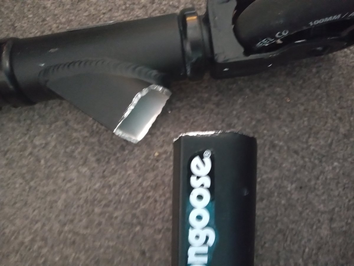 Lou254's tweet photo. @Halfords_uk  not even 2 weeks old and his scooter he got for his birthday had snapped in half. https://t.co/rGMuOSxns8