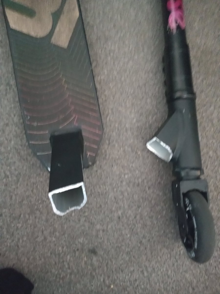 Lou254's tweet photo. @Halfords_uk  not even 2 weeks old and his scooter he got for his birthday had snapped in half. https://t.co/rGMuOSxns8