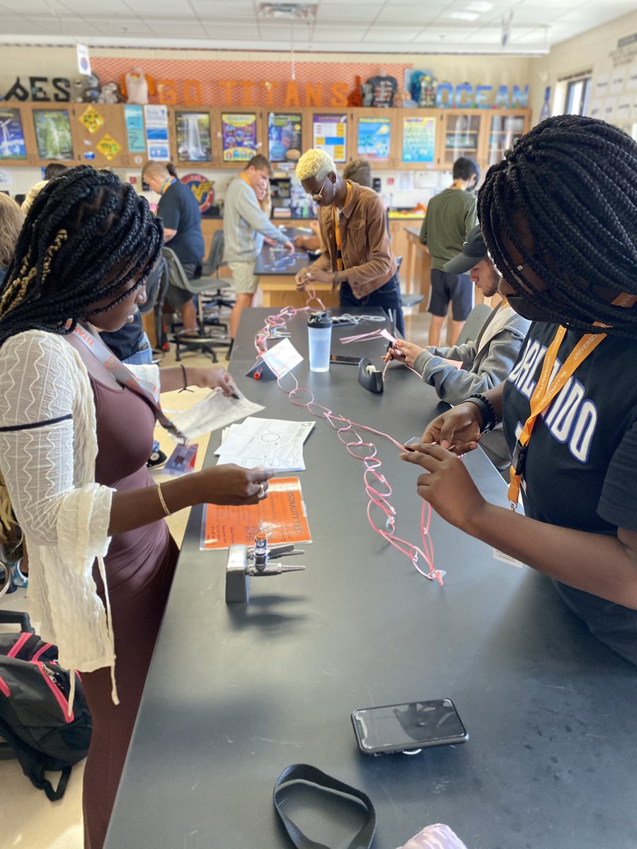 💯% engagement in class today as students collaborated together in the STEM challenge to create the longest paper 📄 chain using just 1️⃣ piece of paper, scissors ✂️ and tape. @UHSChenoweth <a href="/UHSTitans411/">Titans News NeTwork</a>