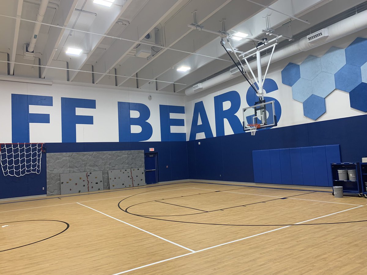 BrianMercerNKC's tweet photo. To say the renovated @NKCSchools @BRES_Bears is amazing would be an understatement. Great design by @DLRGroup &amp; precise craftsmanship from @McCownGordon! Teachers love their new spaces! , parents &amp; families are excited to be #BackToTheCliff! More pictures https://t.co/ik1i4BcfTC https://t.co/9afV4hWfiz