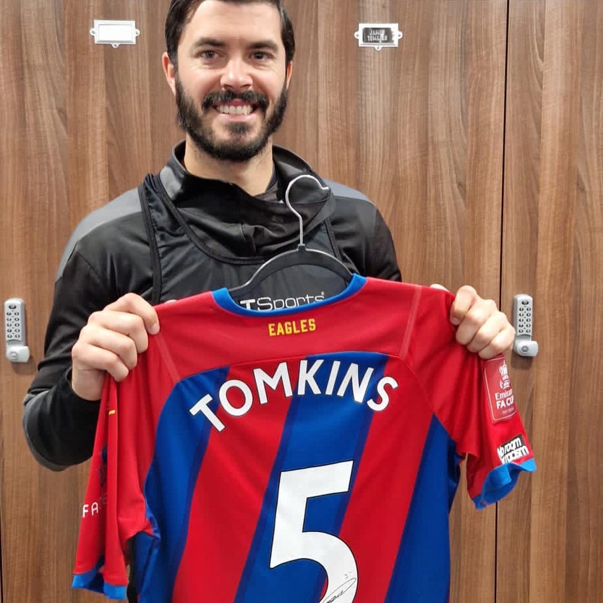Signed <a href="/CPFC/">Crystal Palace F.C.</a> shirts available to win with all proceeds going towards wildlife conservation 🐾 
To be in with a chance to win, visit <a href="/TheLimelightFDN/">The Limelight Foundation</a> website!
Thank you to everyone at Crystal Palace for supporting the foundation 🦅 #tacklingextinction #cpfc #eagles #palace