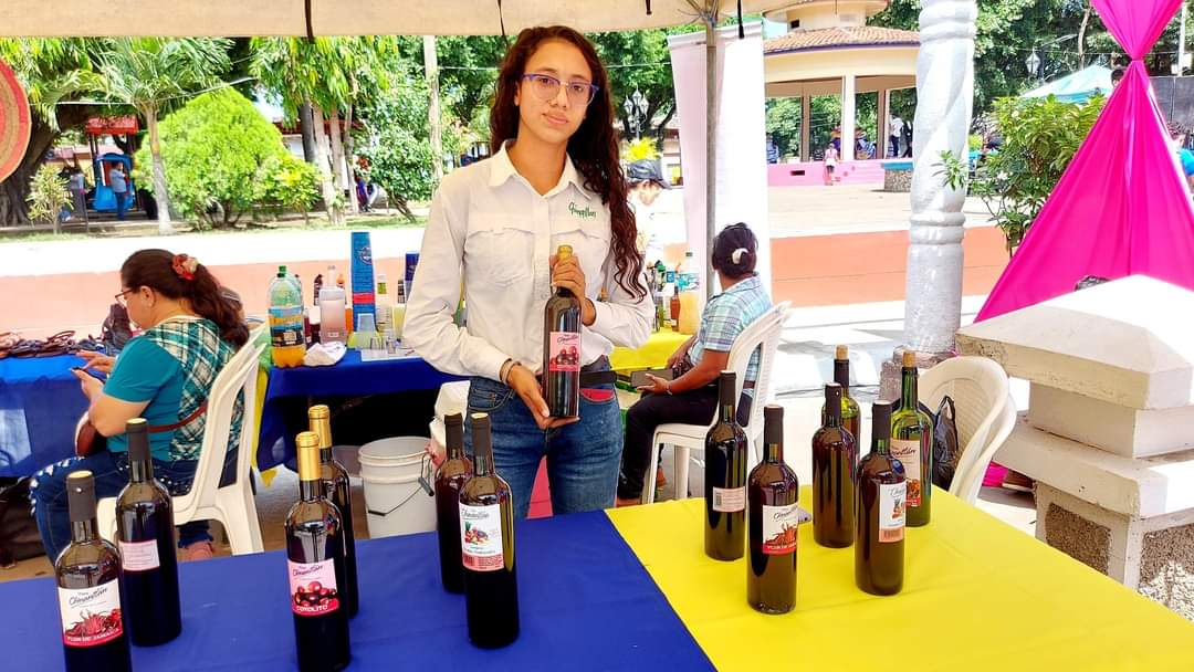 En el Viejo, Chinandega les gusta estar #UnidosEnVictorias y ya tienen todo Listo en la Mega Feria en el Parque Central Mariano Dubon con Productos como Vinos, Gastronomía, Dulces Tradicionales, Piñatas, Calzado en variedad de estilos entre otros.
#PatriaBenditayLibre
<a href="/Atego16/">@🅰🆃🅴🅶🅾 🇳🇮</a>