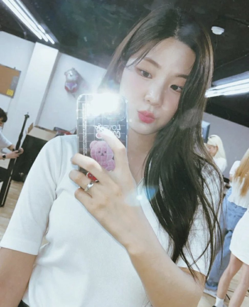 forseline's tweet photo. my luck charm <3 🍀 

#시그니처 #CIGNATURE #셀린 #SELINE https://t.co/RYVffl0Xg7