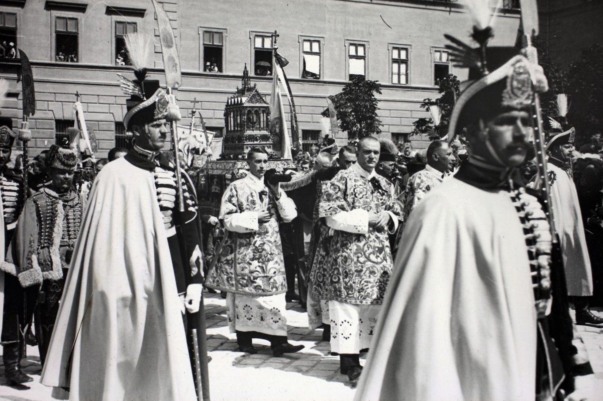 Tradical (@notruescotist) on Twitter photo The festal procession of the Holy Right Hand of King Saint Stephen of Hungary, Budapest, August 20, 1934. The festal procession of the Holy Right Hand of King Saint Stephen of Hungary, Budapest, August 20, 1934.