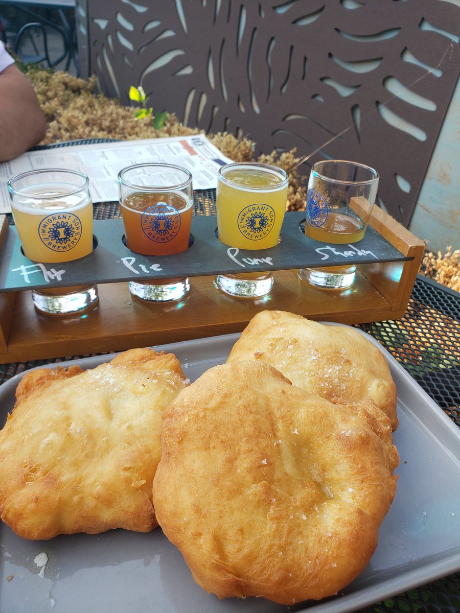 EatDrinkCLE's tweet photo. Perfect night at @BrewingSon!
The LΓ‘ngos is to die for!
#CraftBeer #clebeer #lakewood #thisiscle #CLE https://t.co/WmmfrUCj2x