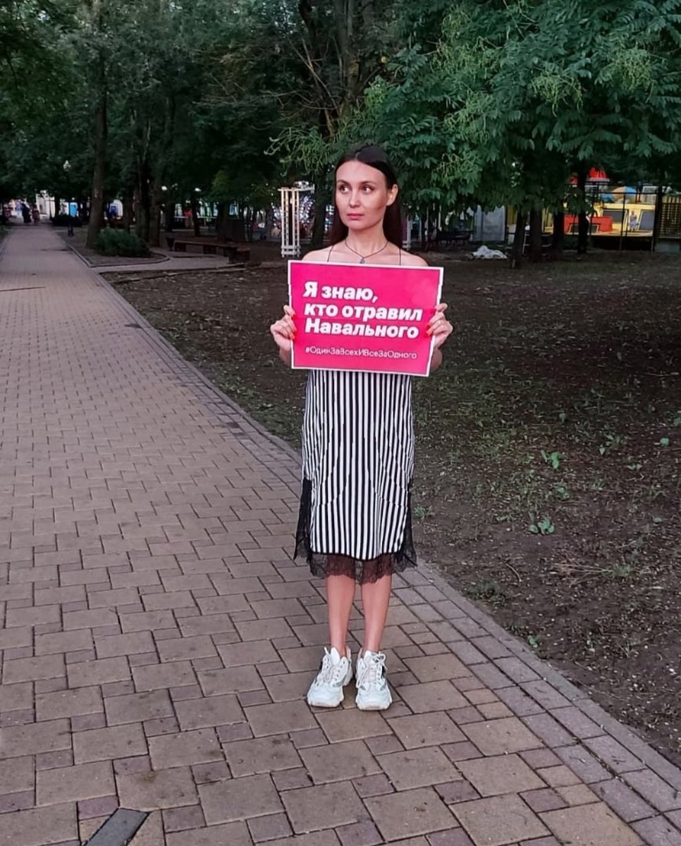 Вот и 2 года этому ужасному дню.
Дню, после которого я уже никогда не просыпалась, как раньше.
Дню, разделившему мою жизнь на до и после.
Дню, который вывернул меня буквально наизнанку.
Я знаю, кто отравил Навального.
#СвободуАлексеюНавальному 
#СвободуПолитзаключённым