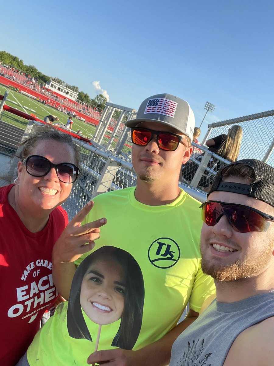 mrscookghs's tweet photo. Fathead update! I made it to the WARZONE!❤️@GoshenLocal @GoshenWarriors @WARZONE_23 @heatherhuening is the best! https://t.co/tmpv9oFr5N