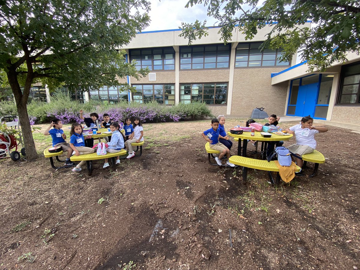 MaganaErika1202's tweet photo. We successfully completed our first week in #firstgrade

#cochranlevelup @ACEDallasISD #bilingualclassroom https://t.co/kDhqQiO1C7
