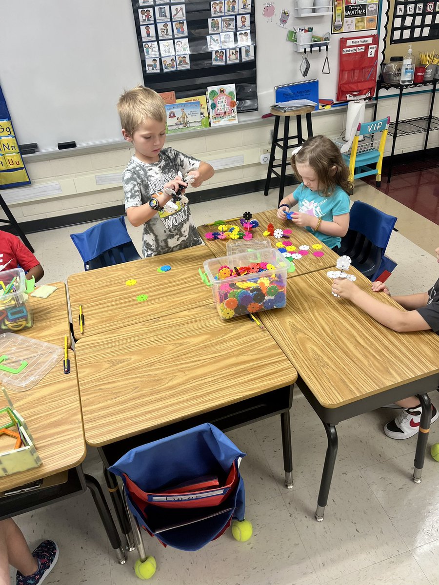 btallen88's tweet photo. Mrs. Barnes’ kindergarten students were busy creating and building today when I stopped by to visit! It has been a great start to the school year! #BulldogPride #TerrierPride #LeadChallengeAchieve https://t.co/SuvMkXeYW2