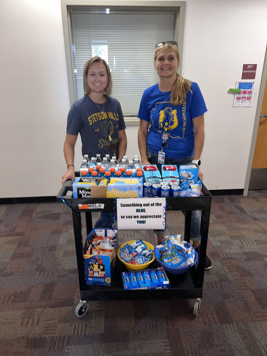 azmedlock's tweet photo. Thankful for our staff! No network for a large chunk of the day and they embraced the challenge! #StallionProud @DrFinchDVUSD @DVUSD @Stallions_sh https://t.co/NhTo3jhLpi
