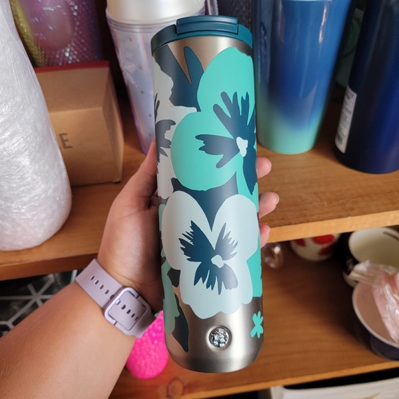 lolonicole22's tweet photo. So good I had to share! Check out all the items I'm loving on @Poshmarkapp #poshmark #fashion #style #shopmycloset #starbucks: https://t.co/514ewZa6BB https://t.co/J4JhiYW1Sk