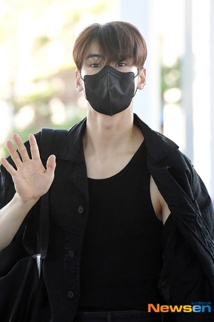 ASTRO_NAVER's tweet photo. [PLS RT]
#CHAEUNWOO AT INCHEON INTERNATIONAL AIRPORT LEAVING TO JAPAN

▶ https://t.co/yAbBtexruU
▶ https://t.co/a0i96dIgBj
▶ https://t.co/Uf5HrG4Rp9
▶ https://t.co/rVJmrDmIYA

React, recommend &amp; share. Thanks!

#아스트로 - #차은우 - #ASTRO - @offclASTRO https://t.co/x8PRuH8O7r