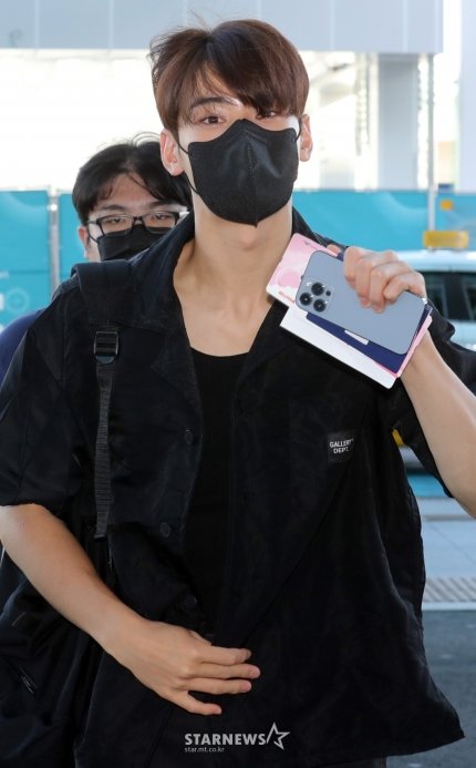 ASTRO_NAVER's tweet photo. [PLS RT]
#CHAEUNWOO AT INCHEON INTERNATIONAL AIRPORT LEAVING TO JAPAN

▶ https://t.co/yAbBtexruU
▶ https://t.co/a0i96dIgBj
▶ https://t.co/Uf5HrG4Rp9
▶ https://t.co/rVJmrDmIYA

React, recommend &amp; share. Thanks!

#아스트로 - #차은우 - #ASTRO - @offclASTRO https://t.co/x8PRuH8O7r