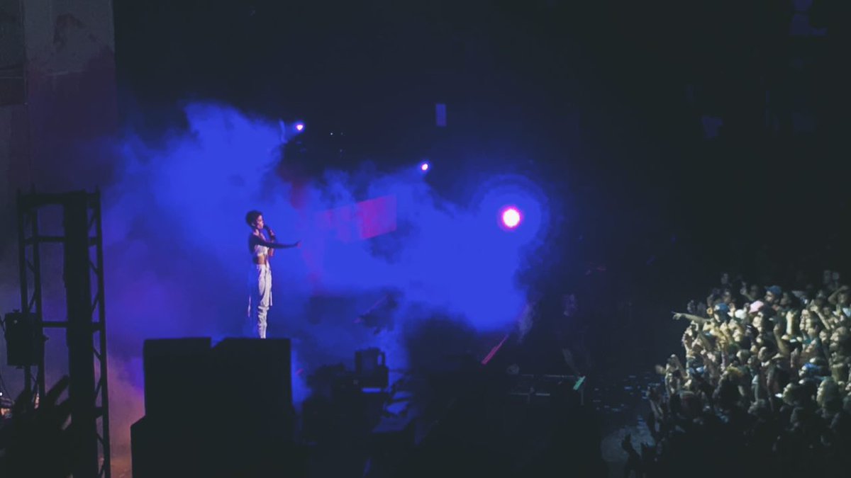 techclr_torment's tweet image. Last time I saw Halsey was back in 2016 Next time is in a week. It doesn’t feel real 🙃