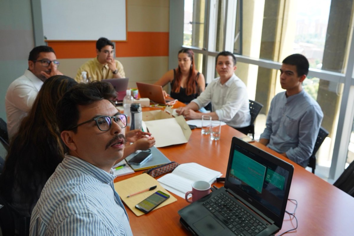Santiago_Bdy's tweet photo. Hoy con nuestro representante @AlejoToroAnt dialogamos sobre un primer objetivo: regular el proceso de incorporación del Ejército Nacional y eliminar el servicio militar obligatorio.

#ObjetarEsUnDerecho @AlcaldiadeMed https://t.co/PMidU7seHG