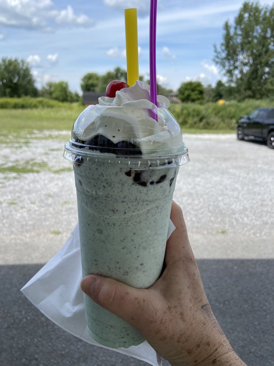 bluebirdfamily1's tweet image. Treat Yo’ Self 😋 On Friday, I Ice Cream 🍦 Grasshopper Milkshake Sundae #sodelicious #yum #moderationiskey