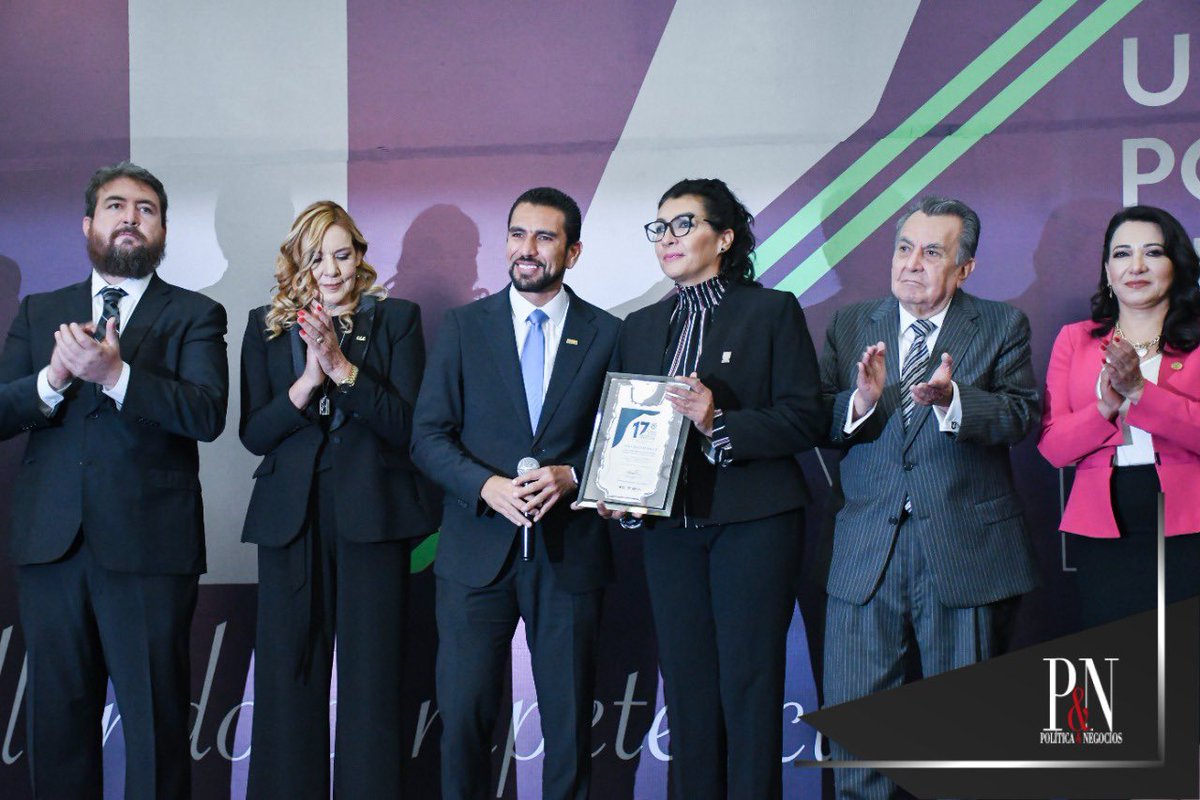 Celebra UNIPOLI su 17 Aniversario 

En un acto conmemorativo la <a href="/unipolidgo/">UNIPOLI Durango</a> celebró su 17 Aniversario de creación donde su director <a href="/FcoIbarraGuel/">Francisco Javier Ibarra Guel</a> , encabezó la entrega de reconocimientos al personal académico y administrativo de 5, 10 y 15 años de trayectoria.