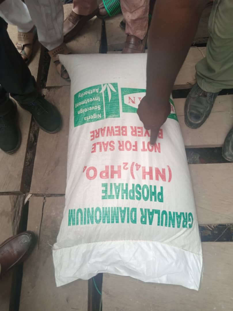 fissinfong's tweet photo. The Director of the Farm Input Support Services (FISS) Department, Mr. Kwaido, M. S. and his team have Sealed off some fertilizer companies and shops in major fertilizer markets in Kano State for involving in sharp practices in various areas such as non-registration, https://t.co/HeFxihR5Rq
