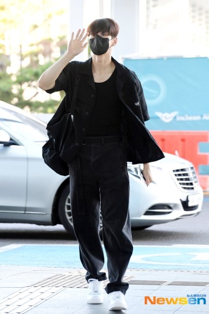 ASTRO_NAVER's tweet photo. [PLS RT]
#CHAEUNWOO AT INCHEON INTERNATIONAL AIRPORT LEAVING TO JAPAN

▶ https://t.co/DaiJvsnESZ
▶ https://t.co/P2QIrUM3gc
▶ https://t.co/7Mn6Ef9ZqR
▶ https://t.co/V96iOylHwy

React, recommend &amp; share. Thanks!

#아스트로 - #차은우 - #ASTRO - @offclASTRO https://t.co/9N9yFtprTG