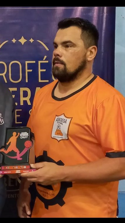 Jogador experiente que atingiu os feitos do Ronaldo Fenômeno!
Gordo ✅
Joelhos bichados ✅ 
Quase teve um romance com uma travesti ✅