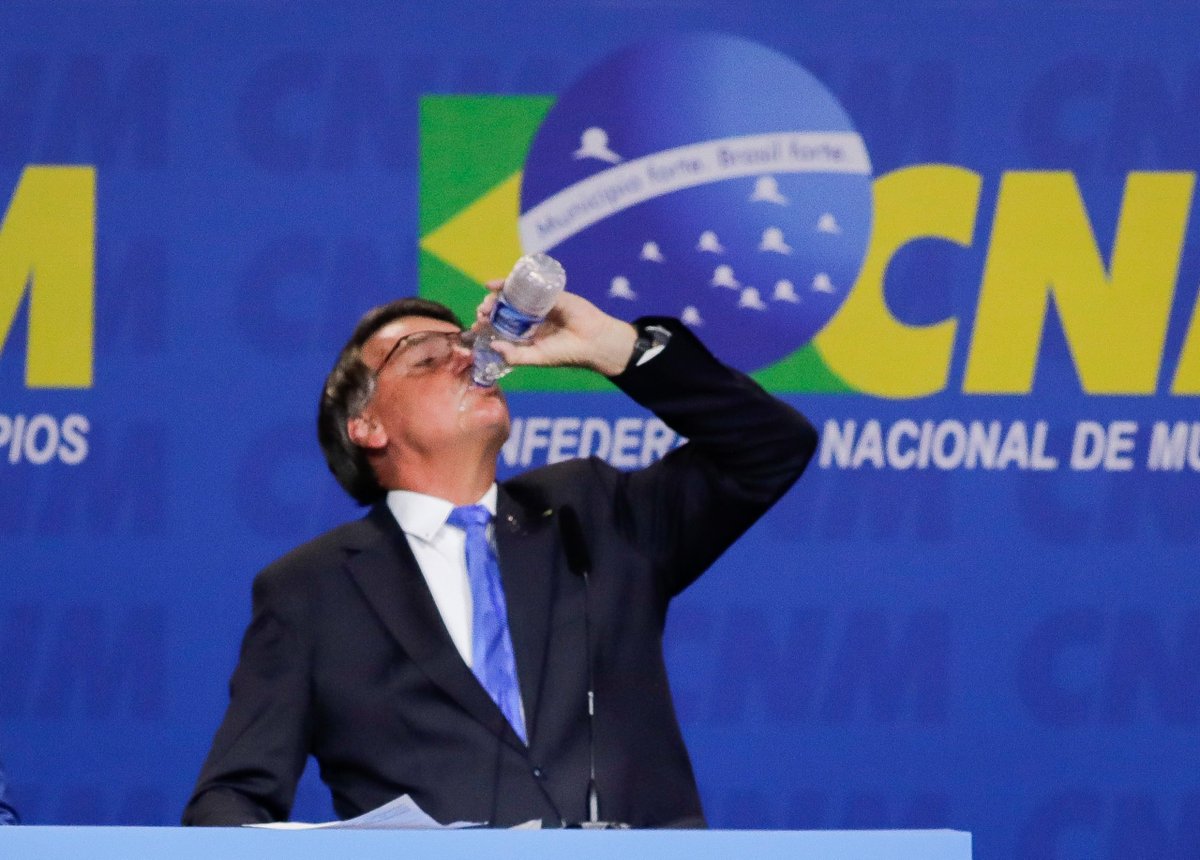 IMPOSTO ZERO: Jair Bolsonaro zera imposto de água mineral, mas entenda os malefícios para quem ingerir muito desse líquido
