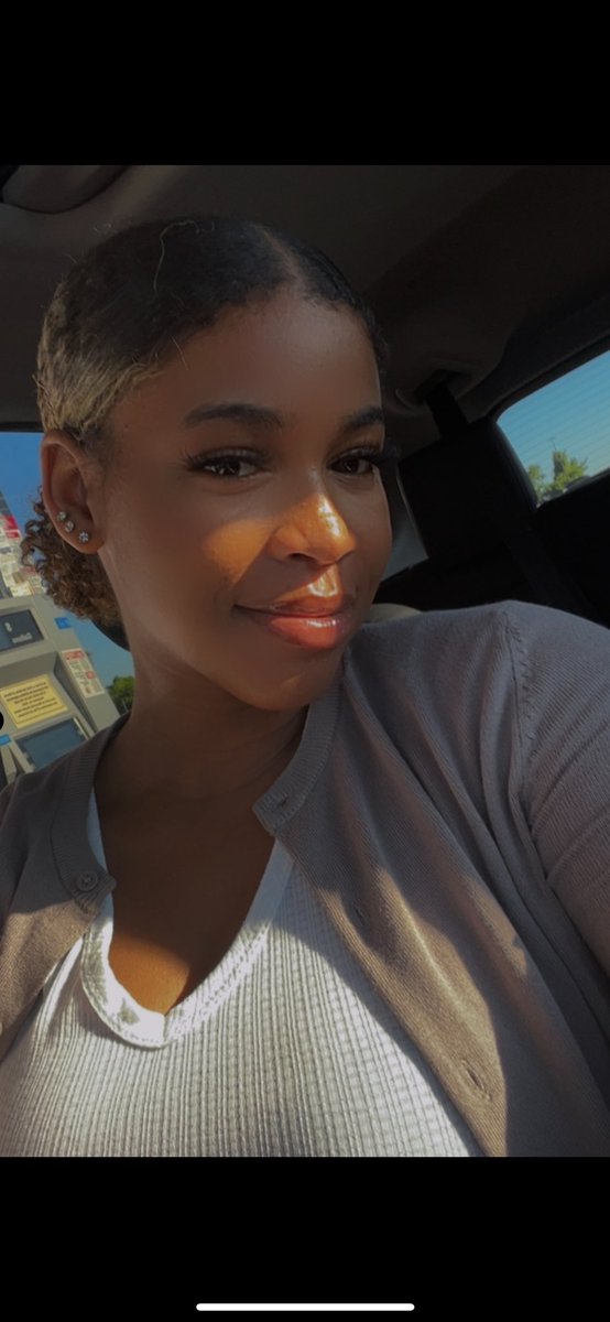 Meet The 2022-23 Core E-Board🎊

Jada Powell
Position: Secretary 
Year: Junior
Major is integrative biology, with minor a of  art and design
Fun fact:  She skipped a grade

#uiuc26 #uiuc25 #uiuc24 #uiuc23