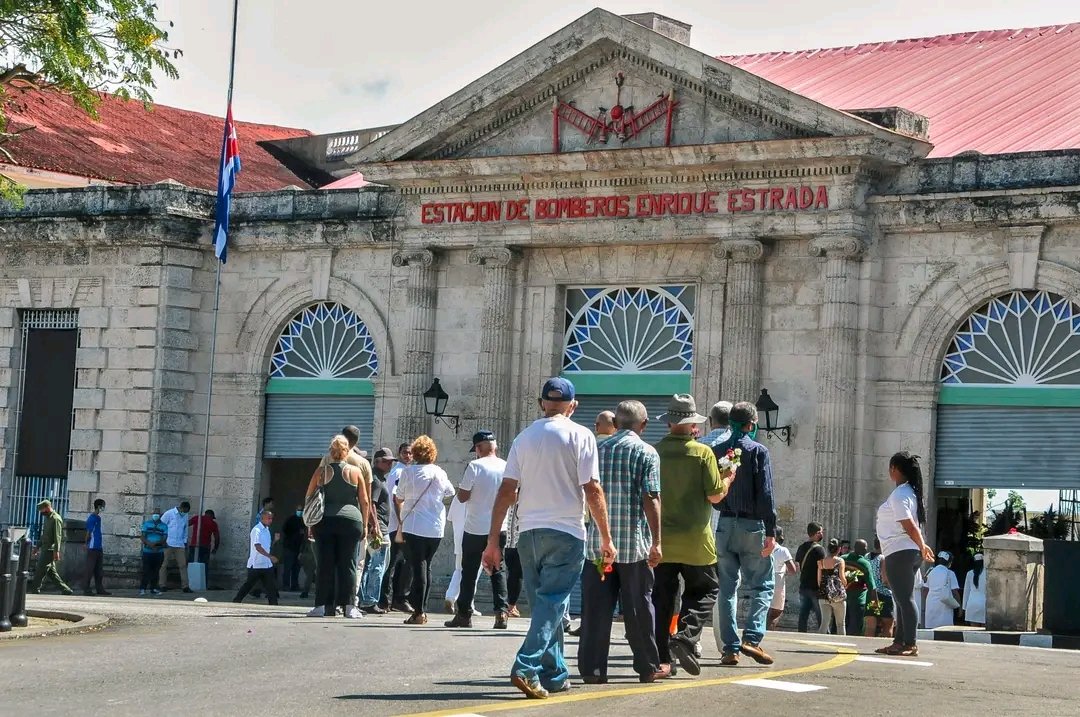 ElNecio_Cuba's tweet photo. El pueblo de #Matanzas está ahí, en la fila, con sus velas o sus flores, con su tristeza y su honra, con su homenaje sincero, debajo de la lluvia si es preciso, para dar el Hasta Siempre a sus héroes eternos 🖤 #CubaHonra https://t.co/MCAVSRRwvG
