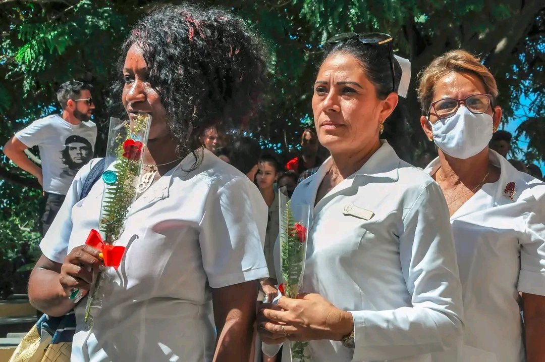 ElNecio_Cuba's tweet photo. El pueblo de #Matanzas está ahí, en la fila, con sus velas o sus flores, con su tristeza y su honra, con su homenaje sincero, debajo de la lluvia si es preciso, para dar el Hasta Siempre a sus héroes eternos 🖤 #CubaHonra https://t.co/MCAVSRRwvG