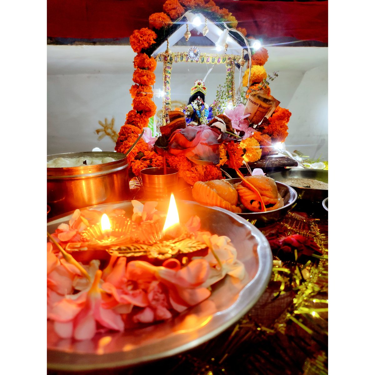 AnkitTripathiA2's tweet photo. नन्द के आनंद भयो, जय कन्हैया लाल की,
आनंद उमंग भयो, जय हो नन्द लाल की।
कृष्ण जन्माष्टमी की शुभकामनाएं!🙏❤ https://t.co/9ZFZbEXxEs