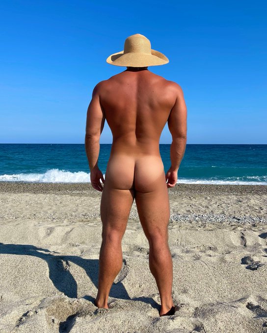 Bald guys should always wear hats at the beach 👒 https://t.co/0sjBBZh9rZ
