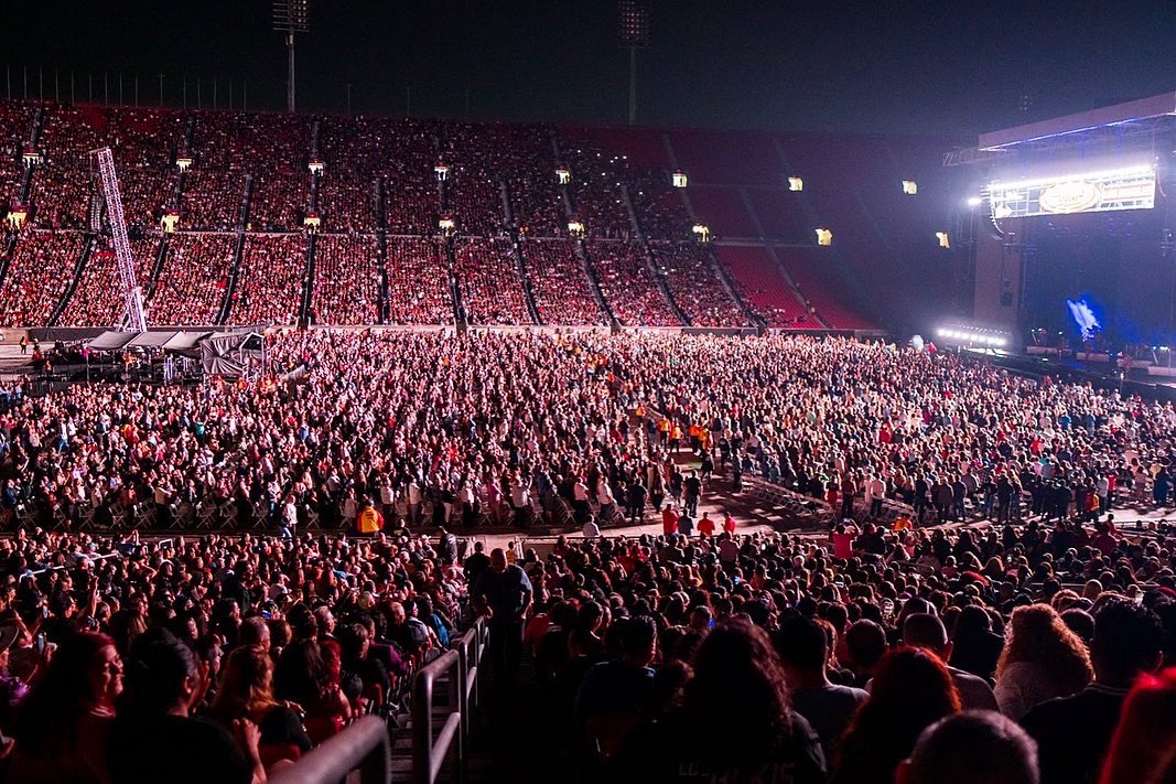 somoslosbukis's tweet photo. Los más de 50,000 #bukifans que ayer volvieron a una noche histórica en el @lacoliseum nos dejaron sin palabras! Toda la buena vibra y amor que sentimos fue algo maravilloso después de 27 años de haber estado en este lugar. #UnaHistoriaCantada escribió un capítulo bellísimo ayer! https://t.co/4ukJ6LO649