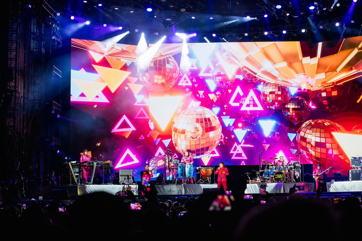 somoslosbukis's tweet photo. Los más de 50,000 #bukifans que ayer volvieron a una noche histórica en el @lacoliseum nos dejaron sin palabras! Toda la buena vibra y amor que sentimos fue algo maravilloso después de 27 años de haber estado en este lugar. #UnaHistoriaCantada escribió un capítulo bellísimo ayer! https://t.co/4ukJ6LO649