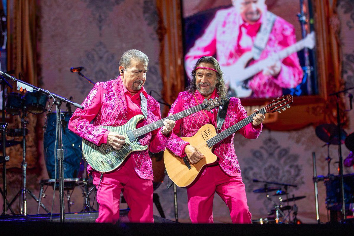 somoslosbukis's tweet photo. Los más de 50,000 #bukifans que ayer volvieron a una noche histórica en el @lacoliseum nos dejaron sin palabras! Toda la buena vibra y amor que sentimos fue algo maravilloso después de 27 años de haber estado en este lugar. #UnaHistoriaCantada escribió un capítulo bellísimo ayer! https://t.co/4ukJ6LO649