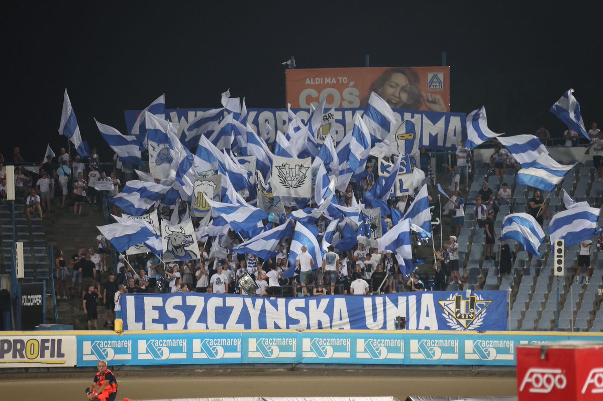 UniaLesznoKS's tweet photo. Trybuny SMOKA 🔥 
#KSUL 🤍🔵🤟 #LESLUB #PGEEkstraliga https://t.co/CS9uI5pitM