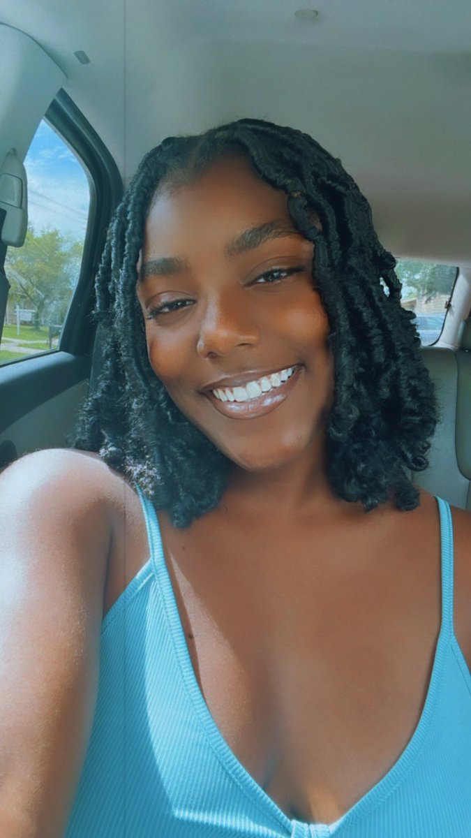 Meet The 2022-23 Core E-Board🎊

Genesis Medious 
Position: Community Service Programming Chair 
Year: Junior
Major: Dance with a Business Minor
Fun Fact: She has played just about every sport, including football

#uiuc26 #uiuc25 #uiuc24 #uiuc23