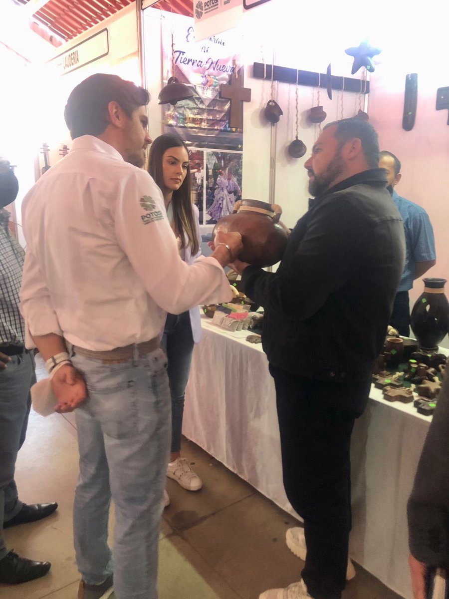 sedecoslp's tweet photo. A invitación realizada por el titular de SEDECO @jc_valladares y de su esposa Ximena Navarrete, el diseñador mexicano Benito Santos recorrió el día de hoy el pabellón artesanal de la FENAPO donde pudo apreciar los diferentes productos que ofrecen nuestros artesanos. https://t.co/7sDjC9kptR