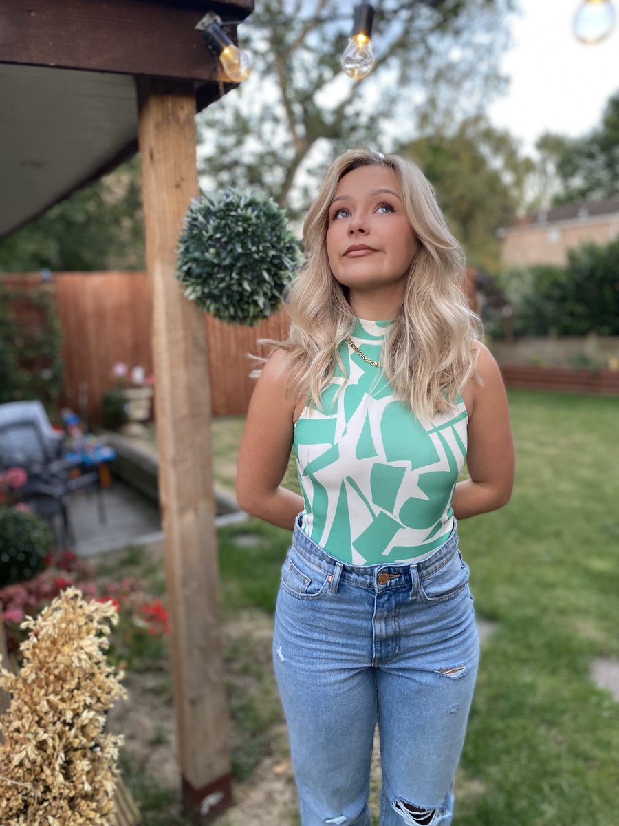 Connie. on Twitter: "Friday night,what’s to do? 🤍🎸🎶"