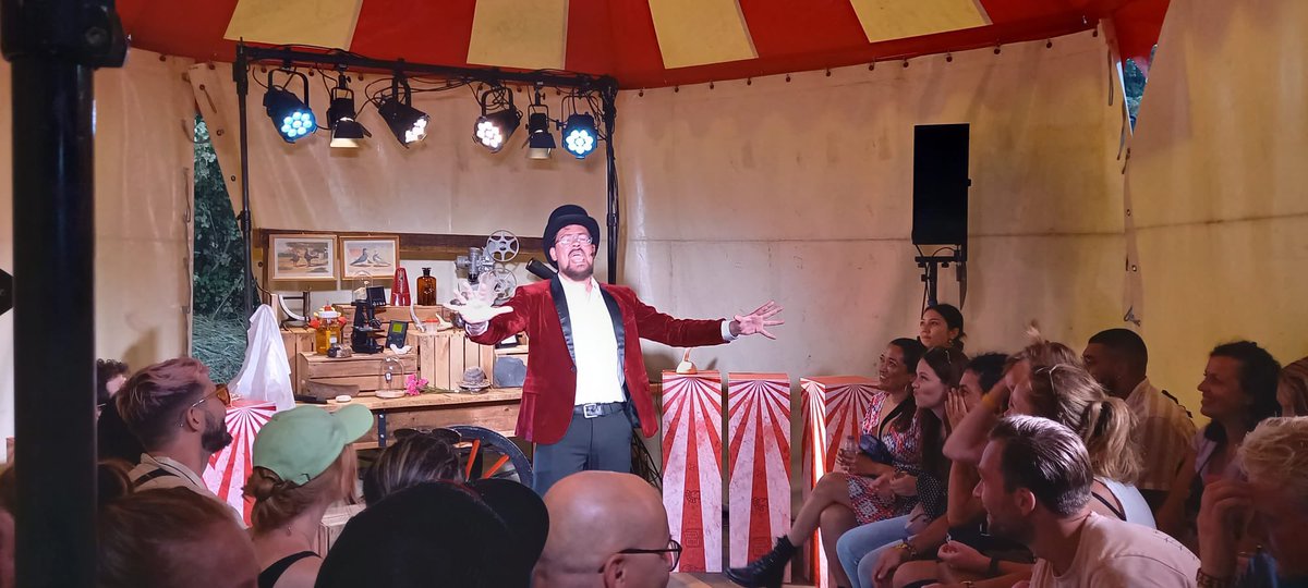 sciencemuseums's tweet image. Het was spectaculair! Het Twijfelachtige Spektakel vandaag in première op @Rapid_Razor_Bob #LLScience #HetTwijfelachtigeSpektakel