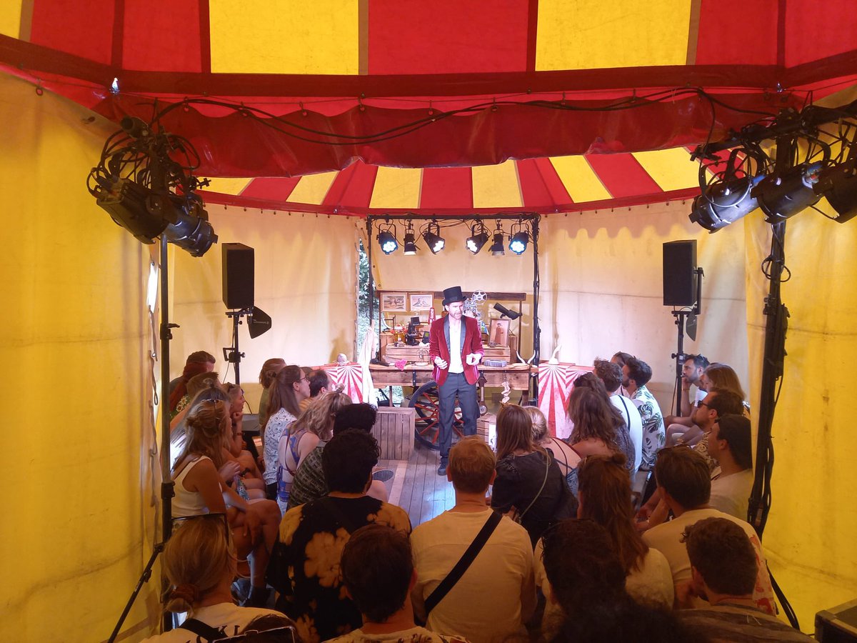 sciencemuseums's tweet image. Het was spectaculair! Het Twijfelachtige Spektakel vandaag in première op @Rapid_Razor_Bob #LLScience #HetTwijfelachtigeSpektakel