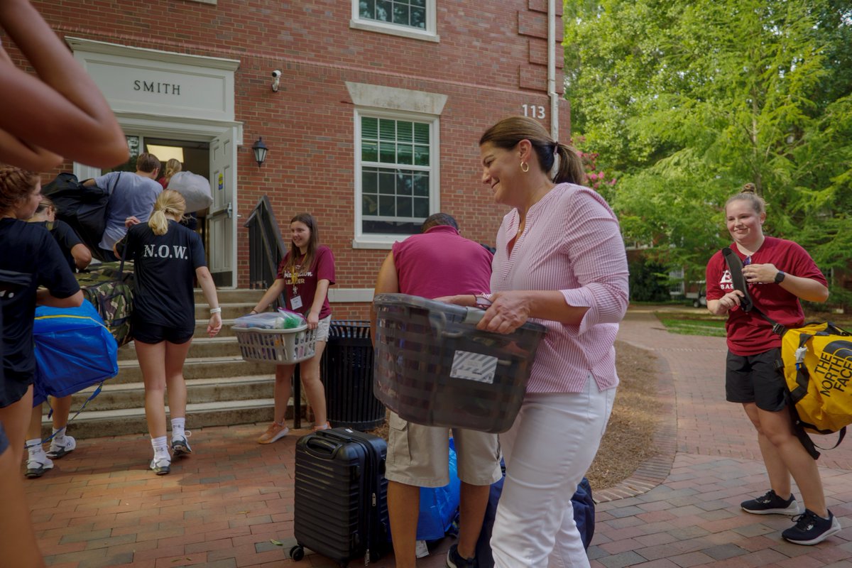 ElonConnieBook's tweet photo. Welcome #Elon26 and families! Excited to begin this new year @elonuniversity.  #ElonMoveIn https://t.co/KUg180EnD6