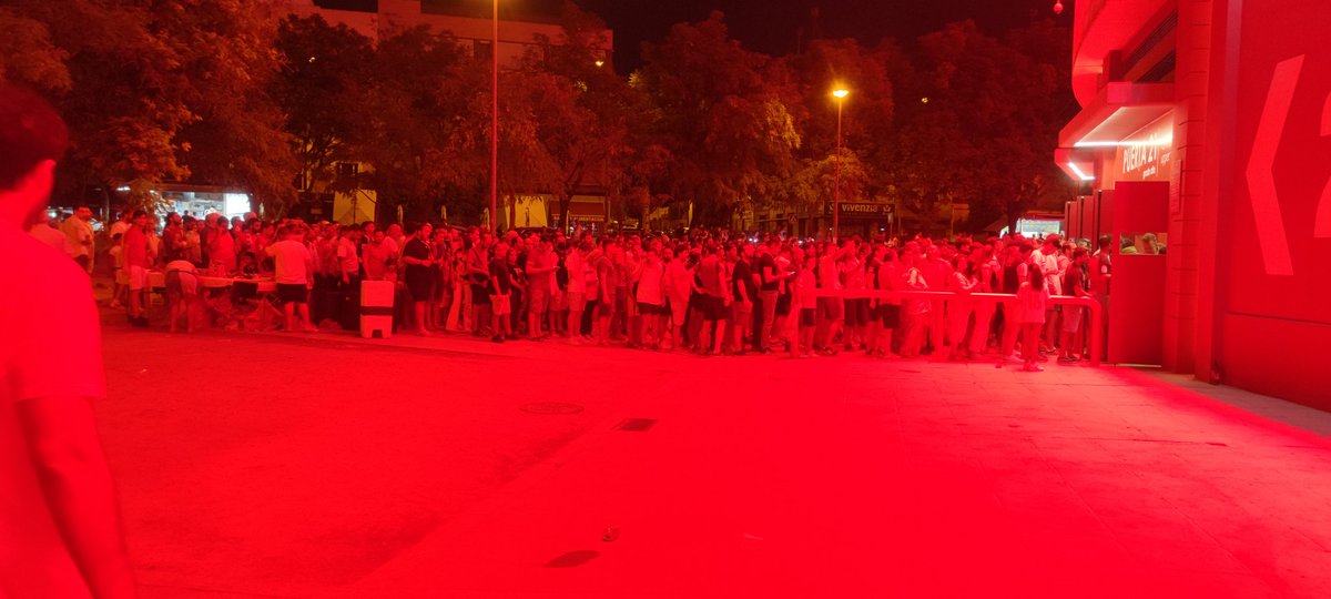 albertoroba's tweet photo. Y con esto qué hacemos? @Jesusgj7 hora 21:53, @SevillaFC https://t.co/tc1e6HKj7D